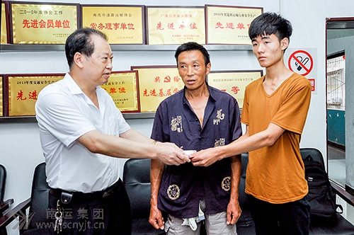 張永森(左一)將2000元獎金捐給貧困學子楊中元(右一) 拷貝.jpg